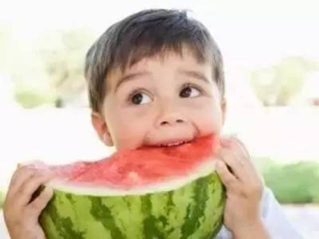 巾山幼儿园吃瓜的视频,萌娃瞬间萌化人心