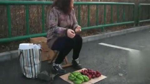 大妈吵架女子吃瓜视频,这瓜太香了！