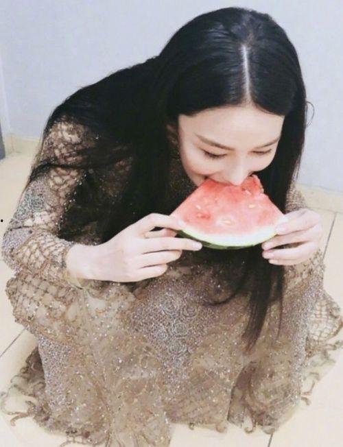 张馨予开大号吃瓜视频是真的吗,真相揭秘